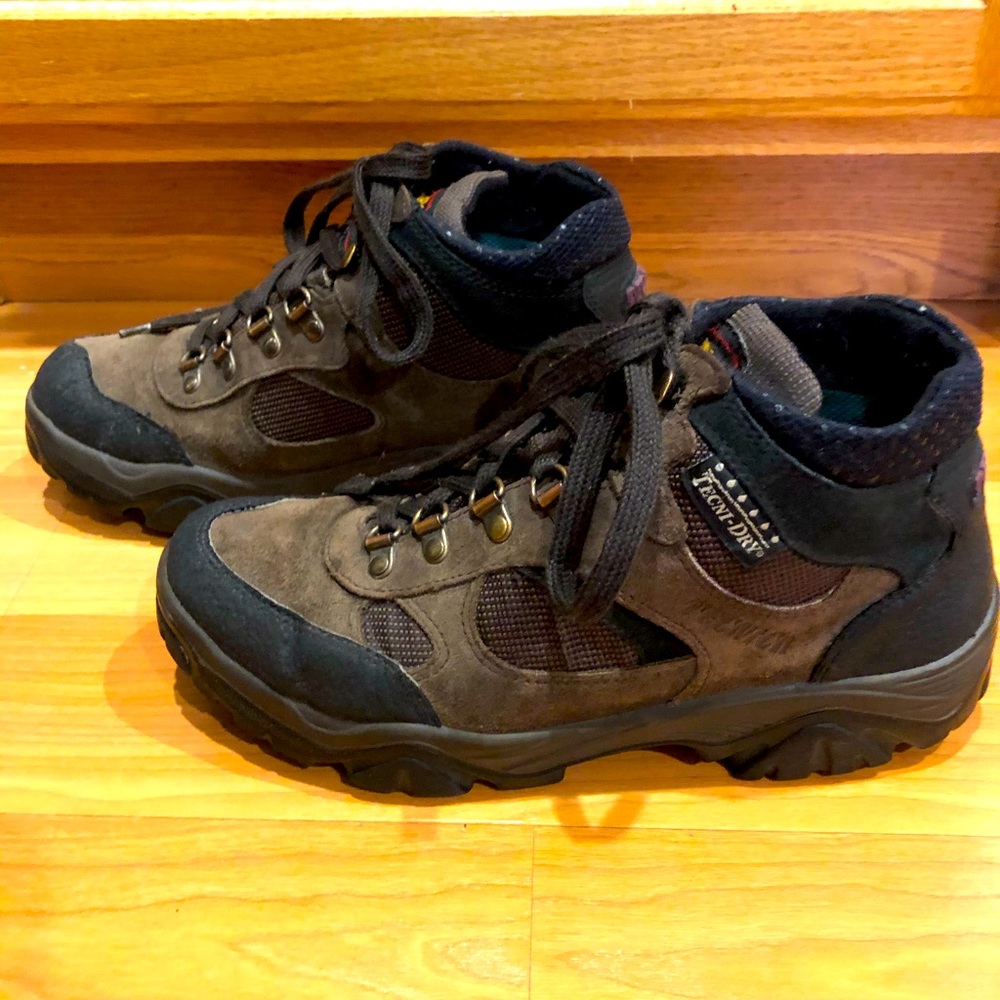 Tecnica Hiking Boots(Unisex’s). In excellent condition. Pets/Smoke Free Closet.